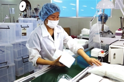 工人赶制防护口罩 无纺布口罩的生产一线